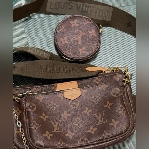 Louis Vuitton - Picture 1 of 2